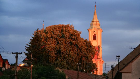 Zapadající sluníčko ozářilo věž kostela